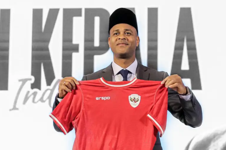 Patrick Kluivert, legenda sepak bola dunia, kini secara resmi menjabat sebagai pelatih tim nasional Indonesia. Penunjukan ini merupakan hasil pertimbangan matang antara PSSI dan Kluivert, yang diharapkan mampu membawa perubahan signifikan pada sepak bola Indonesia. Dengan pengalaman luas, baik sebagai pemain maupun pelatih, Kluivert dipercaya dapat meningkatkan performa dan mentalitas tim Garuda di kancah internasional.