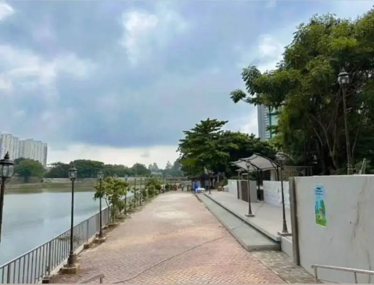 Kota Tangerang kini menjadi salah satu destinasi favorit untuk menikmati liburan panjang, terutama bagi pelajar dan keluarga. Kota ini menawarkan berbagai destinasi wisata menarik, termasuk konsep urban nature, yang memberikan pengalaman unik berupa aktivitas rekreasi alam di tengah hiruk-pikuk kota.