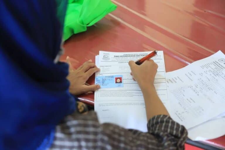 Bagi Masyarakat Kota Tangerang yang akan mengurus Akte kelahiran anaknya tidak perlu ribet. Mereka bisa langsung mengurusnya secara offline di Kantor Kelurahan, Kantor Kecamatan maupun Kantor Disdukcapil Kota Tangerang,