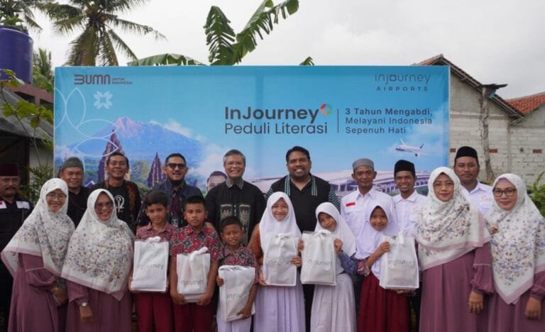 PT Angkasa Pura Indonesia (InJourney Airport) Kantor Cabang Bandara Internasional Soekarno-Hatta melalui program tanggung jawab sosial dan lingkungan (TJSL) (Tanggung Jawab Sosial dan Lingkungan, menggelar kegiatan peningkatan literasi pada masyarakat, khususnya generasi muda.