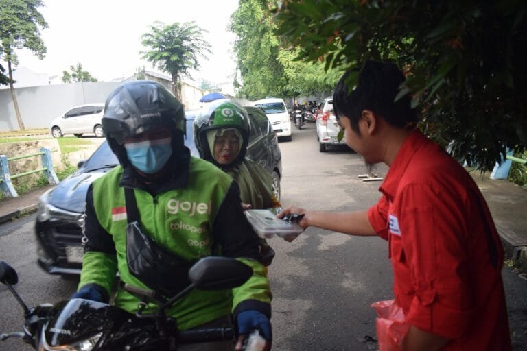 Palang Merah Indonesia (PMI) Kota Tangerang melalui program Jumat Peduli dan Berbagi (Jumat Berkah), membagikan makan gratis kepada masyarakat kota Tangerang