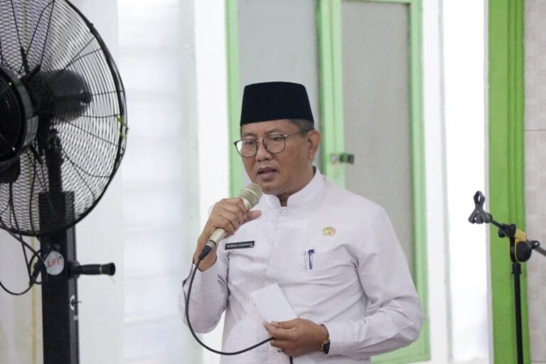 Sekretaris Daerah Kota Tangerang, Herman Suwarman, mengapresiasi bantuan Baznas Microfinance Masjid (BMM) yang diberikan kepada pelaku Usaha Mikro, Kecil dan Menengah (UMKM) di Sekitar Masjid Agung Al-Ittihad Kota Tangerang.