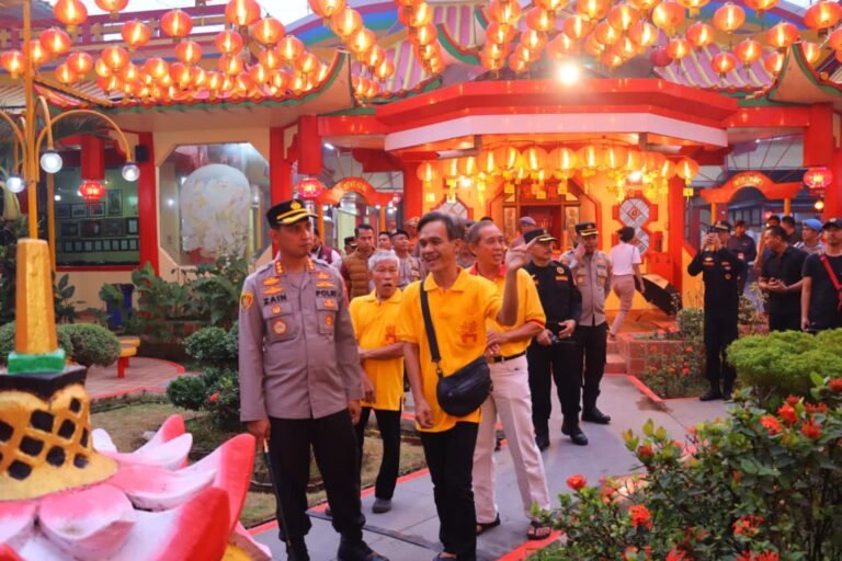 Kota Tangerang, asaterkini.id- Malam Tahun Baru Imlek atau Tahun Baru China, Kapolres Metro Tangerang Kota, Kombes Zain Dwi Nugroho bersama jajaran melaksanakan monitoring di tiga Vihara di Kota Tangerang, Banten.