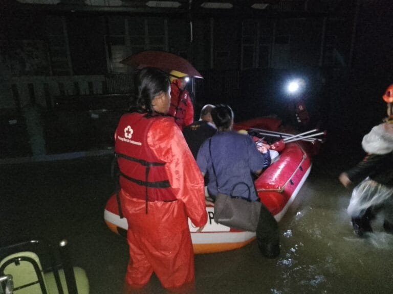 Palang Merah Indonesia (PMI) Kota Tangerang mengerahkan Satuan Tugas Penanggulangan Bencana (Satgana) ke lokasi banjir di Perumahan Bandara Mas, Kecamatan Neglasari, Kota Tangerang, Banten.