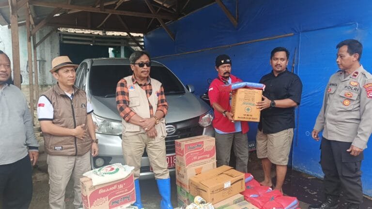 Palang Merah Indonesia (PMI) Kabupaten Tangerang bersama warga Kecamatan Rajeg membuka dapur umum untuk masyarakat yang terdampak banjir.