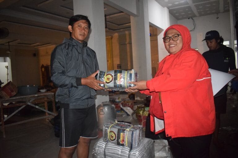 Curah hujan yang masih relatif tinggi mengakibatkan banjir di beberapa wilayah kecamatan di Kota Tangerang.