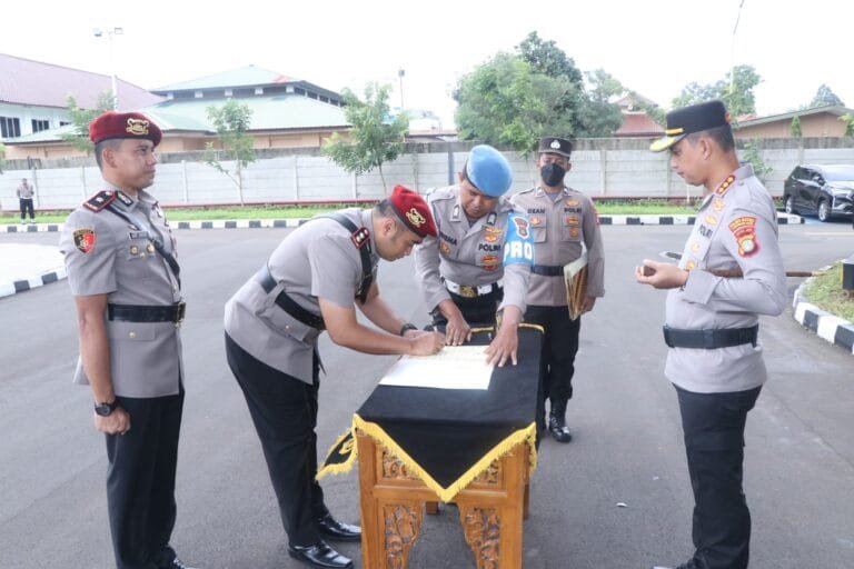 Sebanyak sembilan satuan kerja atau satuan wilayah di lingkungan Polres Metro Tangerang Kota serah terima jabatan (Sertijab).