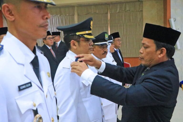 Kota Tangerang, asaterkini.id - Menjelang jabatan terakhirnya, Penjabat (Pj) Wali Kota Tangerang, Nurdin, melakukan rotasi pada 29 pejabat dan 3 pengangkatan Aparatur Sipil Negara (ASN) di lingkungannya.