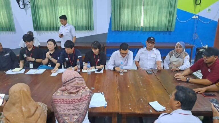 Jember, asaterkini.id - Empat Orang Staf Bidang Penanggulangan Bencana Japanese Red Cross Society (JRCS) atau Palang Merah Jepang, mendatangi daerah Pesisir Selatan atau Desa Puger Kulon, Kecamatan Puger, Kabupaten Jember, Jawa Timur.