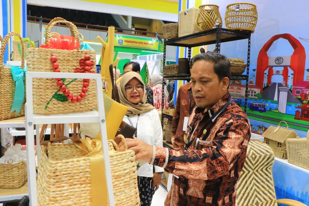 Kota Tangerang, asaterkini.id - Sebanyak 12 UMKM Kota Tangerang menampilkan produknya di ajang pameran kerajinan terbesar di Asia Tenggara, INACRAFT The 25th Jakarta International Handicraft Trade Fair.
