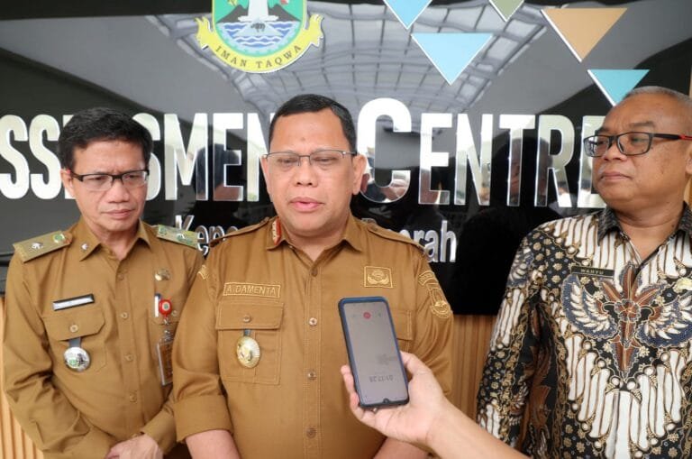 Penjabat (Pj) Gubernur Banten, A Damenta menginstruksikan kepada seluruh pemerintah daerah di Provinsi Banten, agar mendengarkan lagu kebangsaan Indonesia Raya sebanyak dua kali dalam sehari.