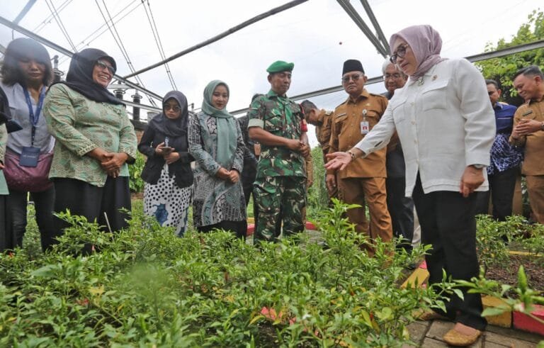 Menteri PPPA Kunjungi Kampung Jimpitan di Kota Tangerang