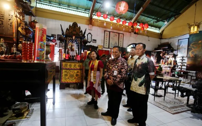 Pj Wali Kota Tangerang, Nurdin (tengah) saat berkunjung ke Tempat Ibadah Tri Dharma (TITD) Chi San Bio.
