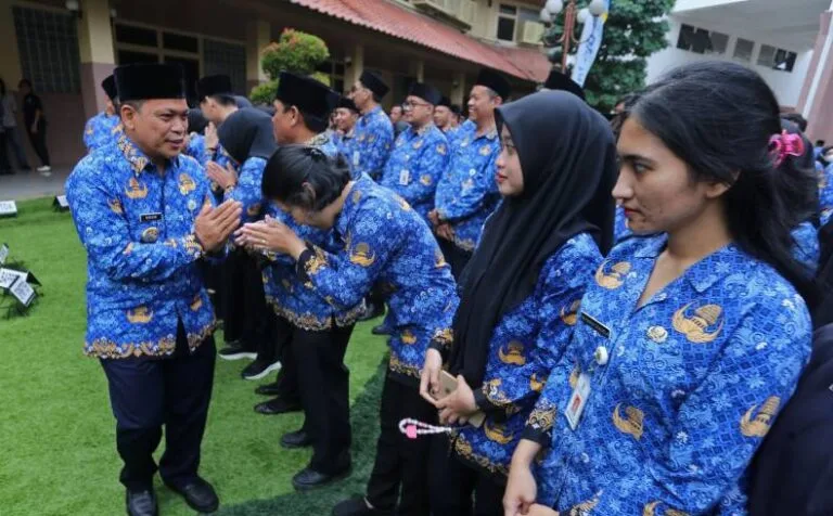 Pj Wali Kota Tangerang, Nurdin (kiri) saat apel di Pemkot Tangerang.