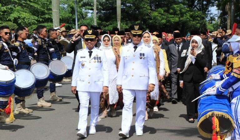 Setelah resmi dilantik oleh Presiden Republik Indonesia di Istana Negara, Wali Kota Tangerang, Sachrudin, dan Wakil Wali Kota, Maryono Hasan langsung menuju Pusat Pemerintahan Kota Tangerang (Puspem) untuk menyapa warga.