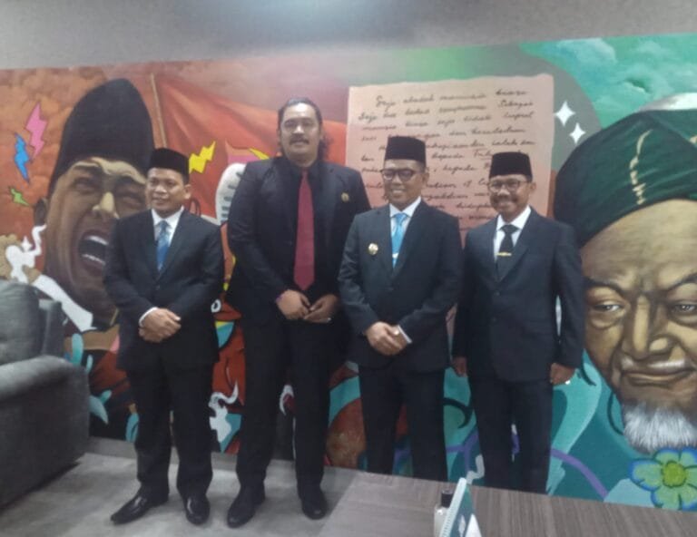 DPRD Kota Tangerang menggelar rapat paripurna serah terima jabatan dan penyampaian pidato Wali Kota Tangerang, Sachrudin, pada Kamis (20/2/2025) malam.