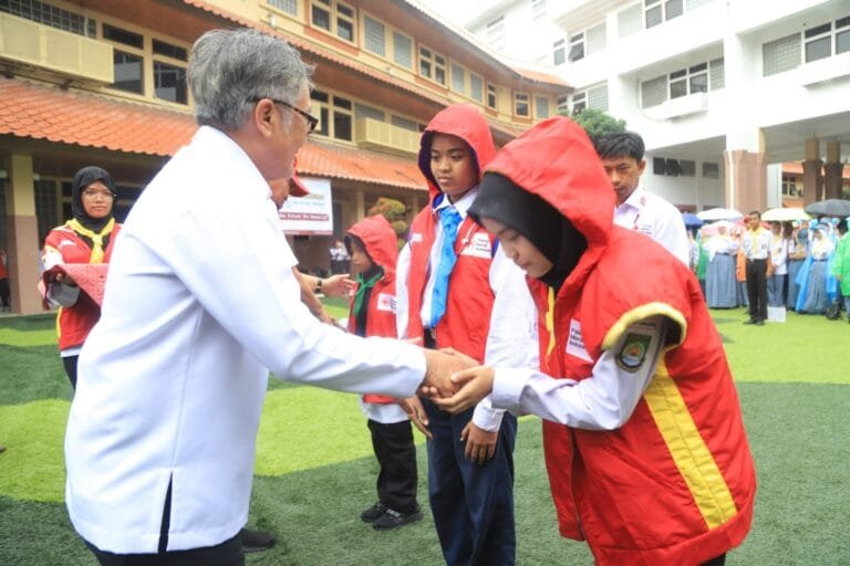Palang Merah Indonesia (PMI) Kota Tangerang resmi melantik sebanyak 1.347 siswa anggota Palang Merah Remaja (PMR).