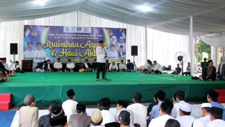 Pada acara Ruwahan Agung dan Haul Akbar Masyayikh di Masjid Agung Al-Ittihad Kota Tangerang, Sekretaris Daerah (Sekda) Kota Tangerang, Herman Suwarman serukan kepada masyarakat untuk memperkuat Ukhuwah Islamiyah.