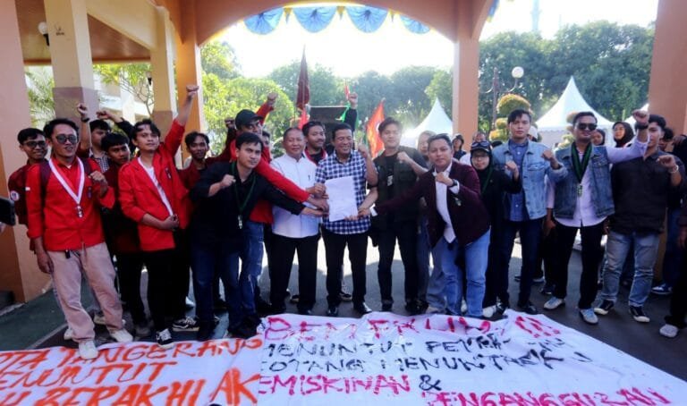 Mahasiswa yang mengatasnamakan Cipayung Plus atau Aliansi Mahasiswa se Kota Tangerang menggelar unjuk rasa ke Gedung Pusat Pemerintahan Kota (Puspemkot) Tangerang, Banten.