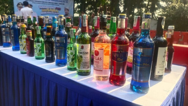 Ribuan miras yang terdiri dari berbagai Merk dimusnahkan Pemkot Tangerang (CS)