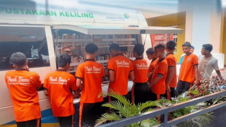 Kota Tangerang, asaterkini.id - Dalam rangka meningkatkan minat membaca pada masyarakat, Dinas Perpustakaan Arsip Daerah (DPAD) Kota Tangerang menghadirkan perpustakaan keliling.