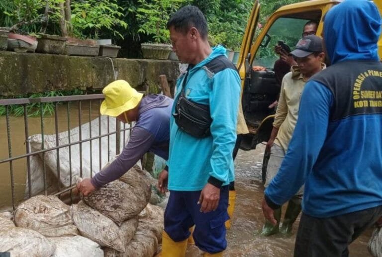 Ratusan kisdam pasir di siapkan untuk mengantisipasi banjir susulan di Kota Tangerang