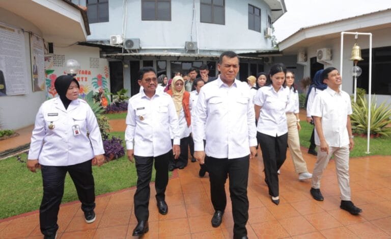 Wali Kota Tangerang H. Sachrudin, bersama dengan Kakanwil Ditjen Pemasyarakatan Banten, M. Ali Syeh Banna, menerima kunjungan langsung Wakil Menteri Kesehatan RI, Wakil Menteri PPA RI serta Wakil Menteri Imigrasi dan Pemasyarakatan di Lapas Perempuan Kelas IIA Tangerang, Kecamatan Tangerang, Kota Tangerang, Banten