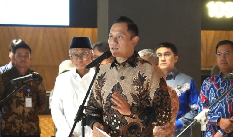 Kota Tangerang, asaterkini.id- Guna mendukung penurunan harga tiket pesawat periode angkutan lebaran 2025, PT Angkasa Pura Indonesia arau InJourney Airports juga menurunkan tarif jasa kebandarudaraan.