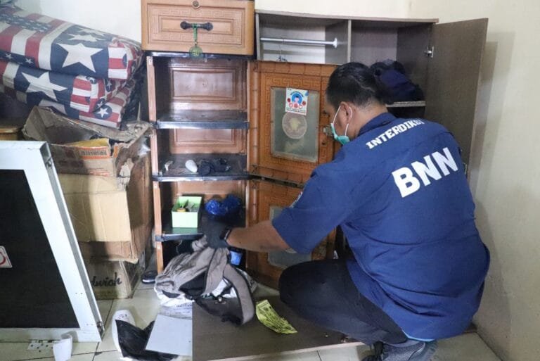 Kota Tangerang, asaterkini- Badan Narkotika Nasional (BNN) Kota Tangerang melakukan pendampingan kepada BNN RI yang berhasil menguak peredaran sabu seberat 10,9 Kg di sebuah Ruko di kawasan Kelurahan Tanah Tinggi, Kecamatan Tangerang, Banten.