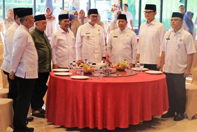 Wali Kota Tangerang H.Sachrudin didampingi Wakil Wali Kota Tangerang H.Maryono Hasan, dan Sekretaris Daerah Kota Tangerang, Herman Suwarman, hadir di acara buka bersama (Bukber) Ikatan Keluarga Alumni Pendidikan Tinggi Kepamongprajaan (IKAPTK) Kota Tangerang.