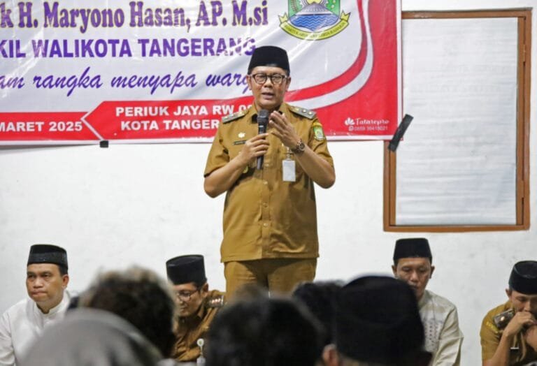 Kota Tangerang, asaterkini.id- Wakil Wali Kota Tangerang, Maryono Hasan bersilaturahmi dan memberikan santunan kepada anak yatim/Piatu dan dhuafa di lingkungan RW 08 Kelurahan Periuk Jaya, Kecamatan Periuk, Kota Tangerang Banten.