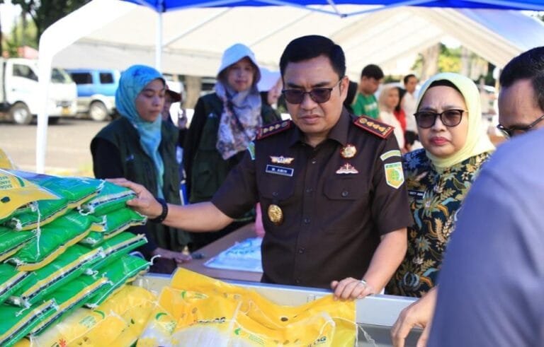 Jelang Idul Fitri 1446 Hijriah, Kejaksaan Negeri (Kejari) Kota Tangerang menggelar bazar murah di Pelataran Parkir Kejari Kota Tangerang
