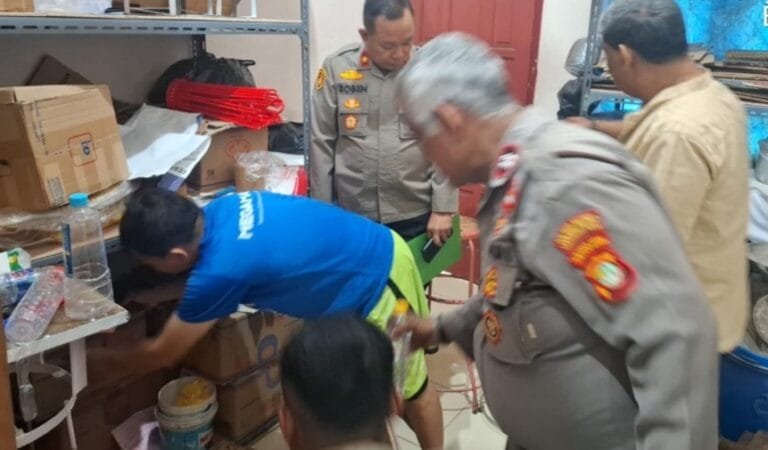Polsek Jatiuwung menggerebek pabrik rumahan (home Industri) yang memproduksi minuman keras (Miras) jenis Ciu di Jalan Bahagia, Perumahan Pondok Makmur, Kelurahan Gebang Raya, Kecamatan Periuk, Kota Tangerang, Banten.
