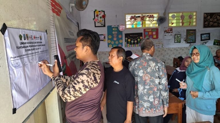 Sekolah di Jember mengintegrasikan SPAB ke dalam pembelajaran. Temukan bagaimana ini membantu kesiapsiagaan bencana.