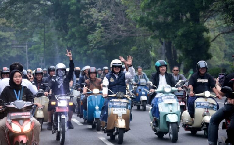 Wakil Walikota Tangerang bersama scooterist keliling kota sambil sarungan