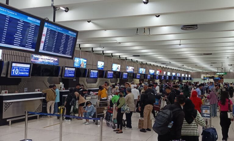Masa libur sekolah 2025 ini, jumlah penumpang di bandara Soekarno Hatta meningkat.