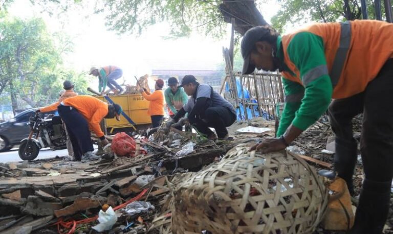 DLH kota Tangerang bongkar TPS ilegal
