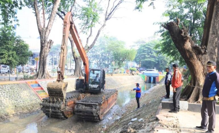 Meminimalisir banjir Pemkot Tangerang normalisasi sungai