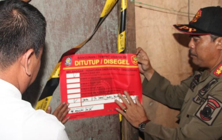 Satpol pp segel bangunan di neglasari