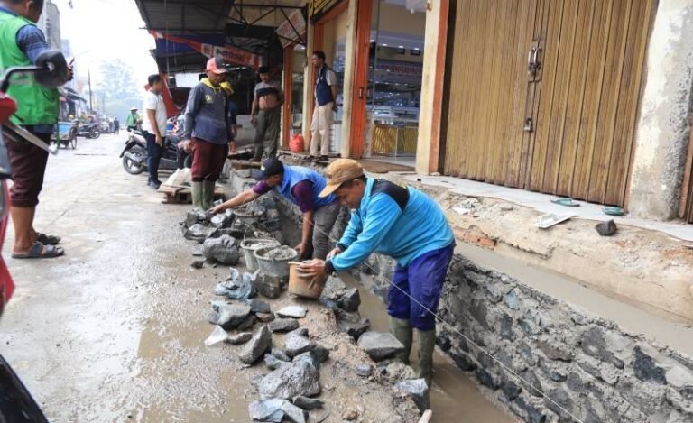 Pemkot Tangerang normalisasi drainase di sekitar pasar anyar