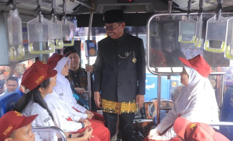Hari perhubungan nasional Pemkot Tangerang Gratiskan angkot si benten dan bus tayo