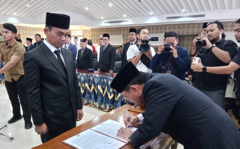 Walikota Tangerang Lantik ochen Dirut pasar kota tangerang