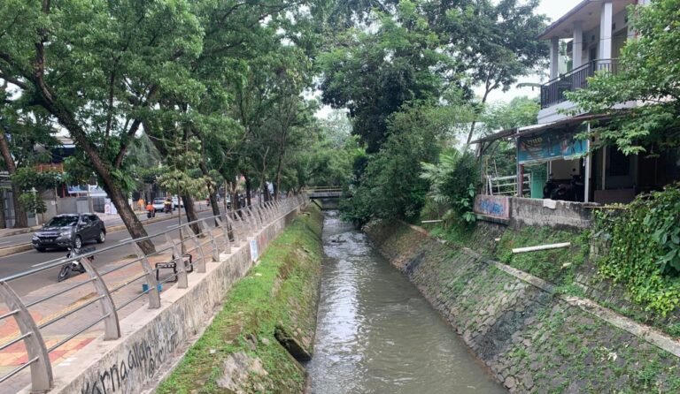 Kali Serpong sempat berubah warna merah