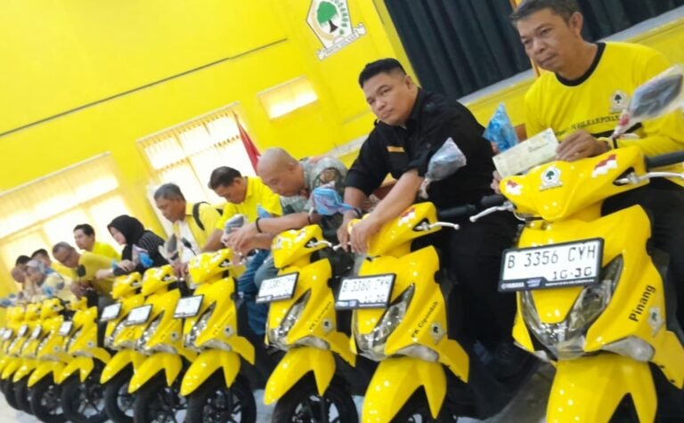Hut Golkar ke 61 tahun, DPD Golkar kota Tangerang berikan 15 motor pada pengurusnya
