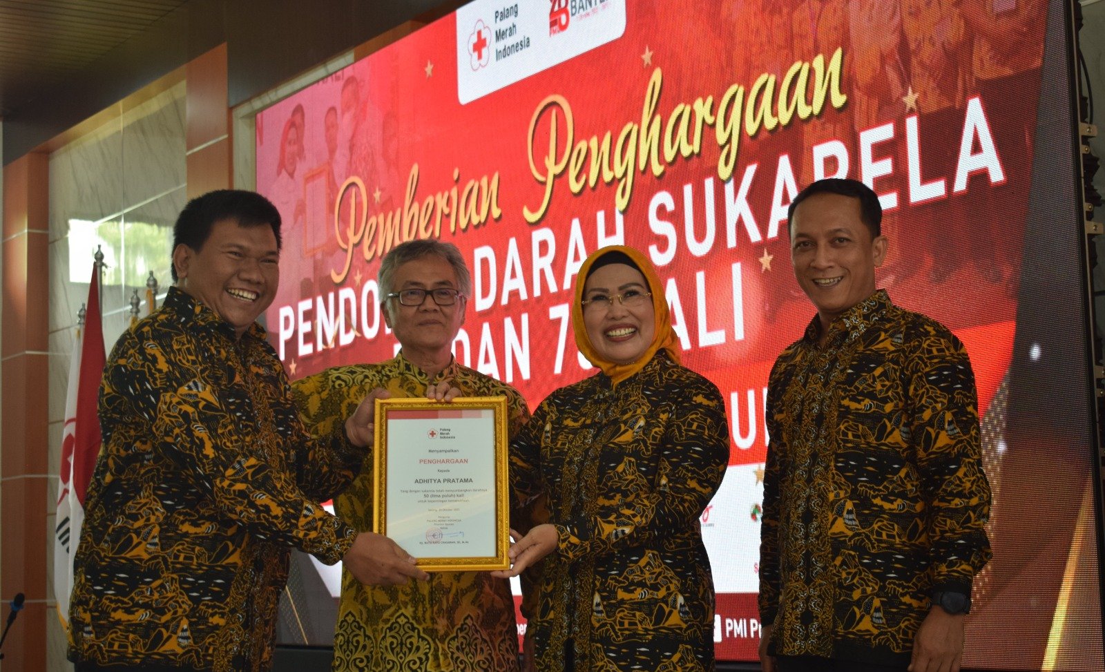 Pendonor darah kota Tangerang dapat penghargaan dari PMI provinsi Banten.