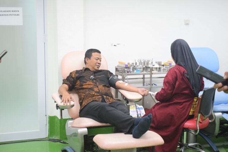Ketua Dprd kota Tangerang donor darah di PMI