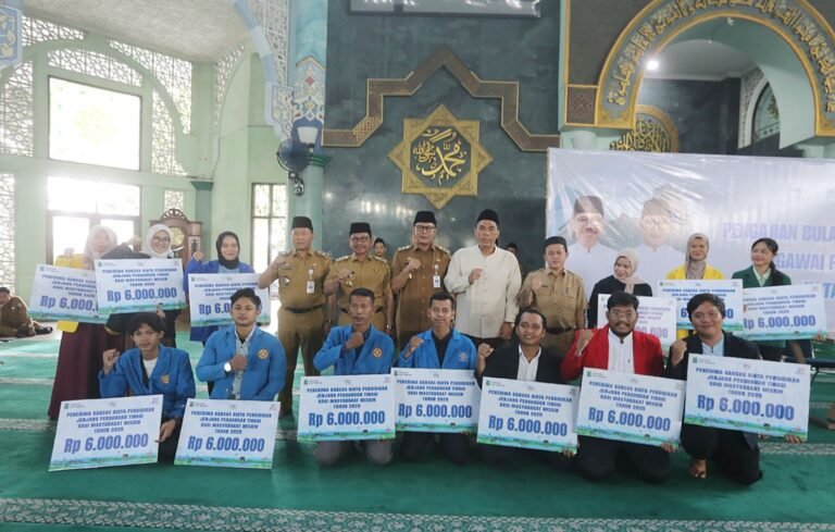 Pemkot Tangerang berikan baksos beasiswa pada mahasiswa kurang mampu