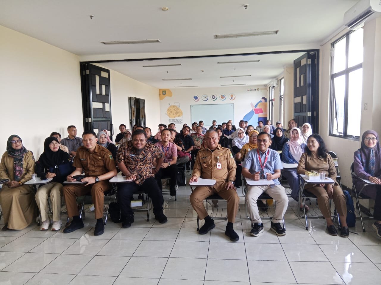 Dalam rangka mensukseskan program unggulan Pemerintah Kota (Pemkot) Tangerang "Gampang Kerja", Dinas Ketenagakerjaan (DIsnaker) Kota Tangerang bersama Bursa kerja Khusus (BKK) dan PT Sumber Alfaria Trijaya Tbk melakukan penandatanganan Memorandum of Understanding (MOU).