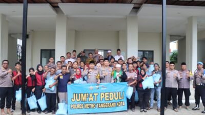 Polres metro tangerang gelar Jumat peduli dengan berikan bantuan pada phl