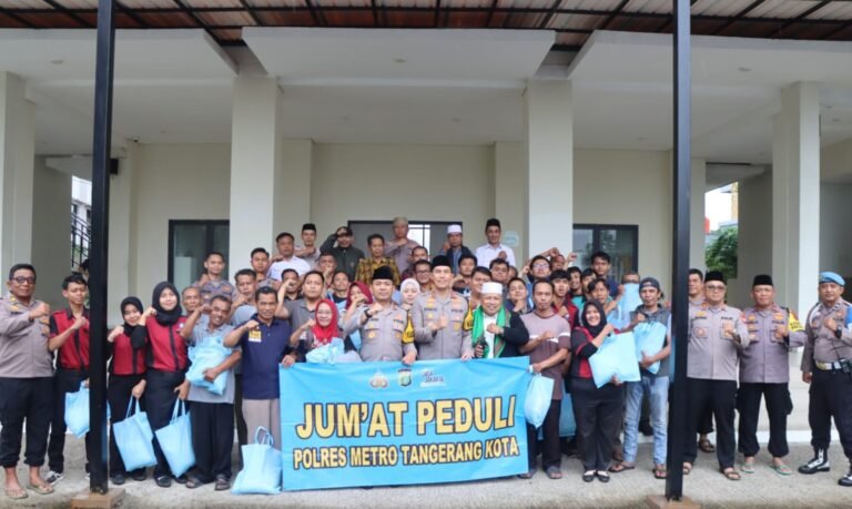 Polres metro tangerang gelar Jumat peduli dengan berikan bantuan pada phl
